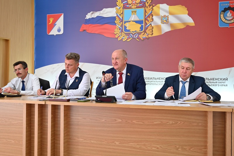 На еженедельном совещании.