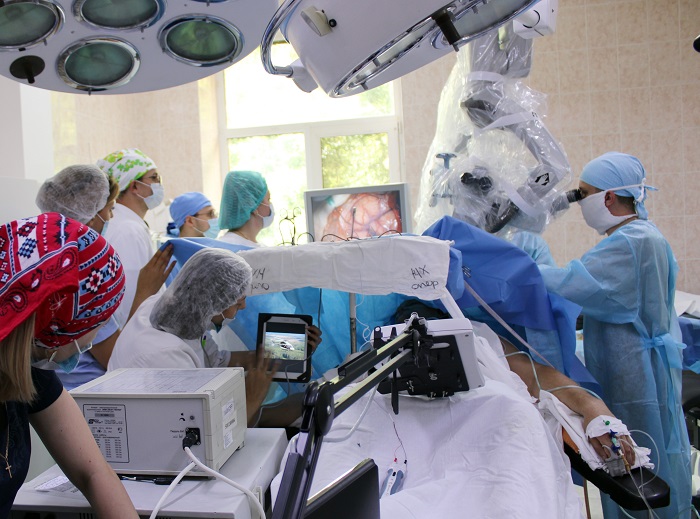 На Ставрополье провели очередную операцию на мозге пациента в сознании.