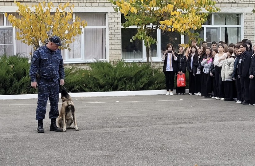 Изобильненские полицейские совместно со Ставропольскими кинологами организовали для учеников МБОУ СОШ № 18 познавательную встречу.