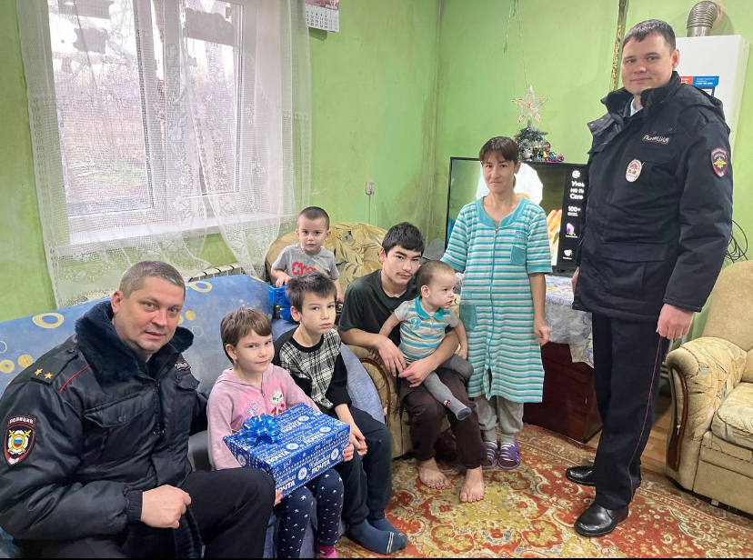 Полицейские Изобильненского округа в рамках Всероссийской акции «Полицейский Дед Мороз» посетили многодетную семью.
