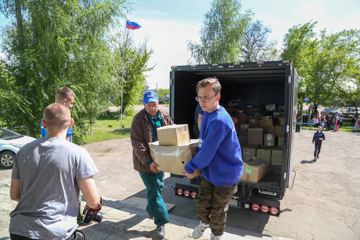 «Единая Россия» доставила 25 тонн гуманитарного груза в Новую Астрахань в ЛНР.