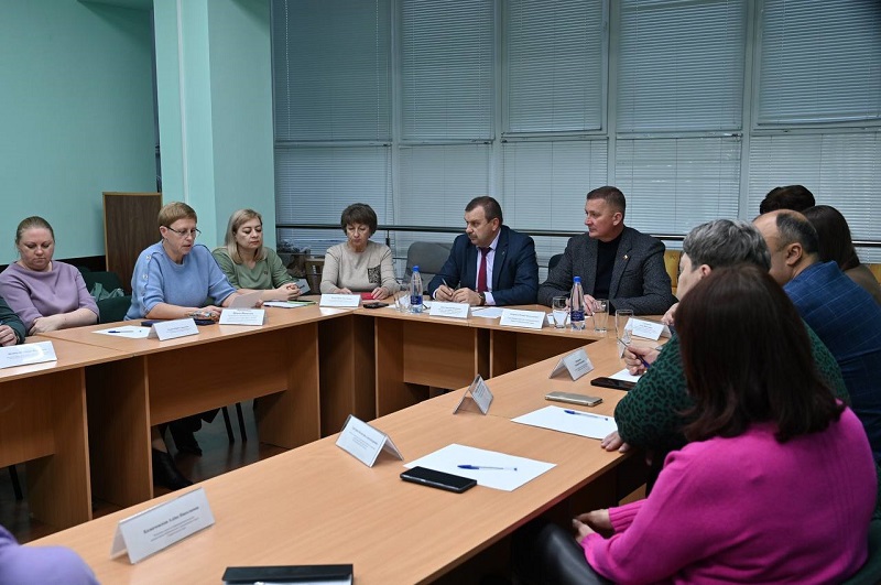 На заседании совета по делам инвалидов.