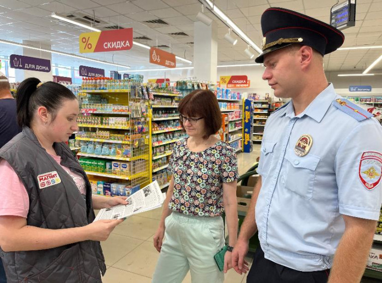 В Изобильненском округе полицейские и общественники провели беседы в рамках профилактического мероприятия «Стоп мошенник».