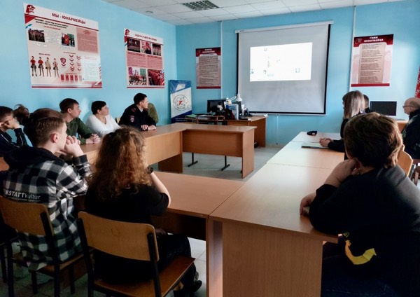 Полицейские и общественники Изобильненского округа провели встречу с юнармейцами. Полицейские и общественники Изобильненского округа провели встречу с юнармейцами.
