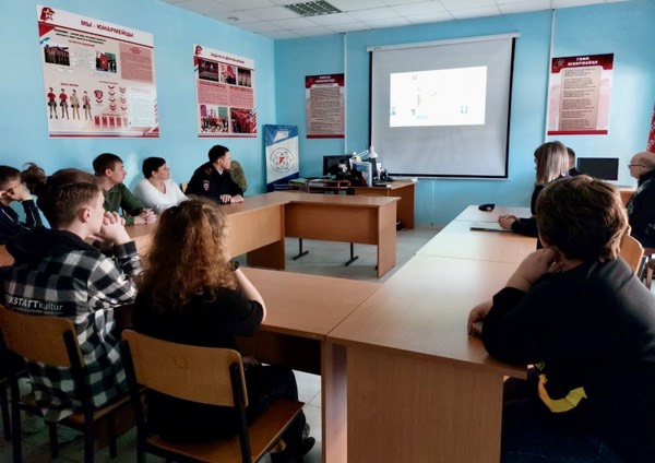 Полицейские и общественники Изобильненского округа провели встречу с юнармейцами.