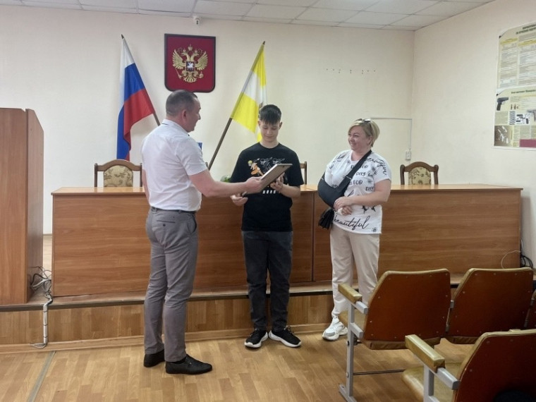 В Изобильном полицейские наградили школьника, оказавшего содействие в поиске несовершеннолетней девочки.. В Изобильном полицейские наградили школьника, оказавшего содействие в поиске несовершеннолетней девочки..