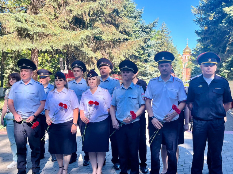 В Изобильненском округе в День памяти и скорби полицейские и члены Общественного совета почтили память воинов, павших в годы Великой Отечественной войны.