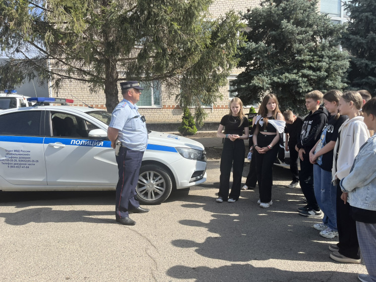 Изобильненские полицейские провели экскурсию для учащихся образовательного учреждения.